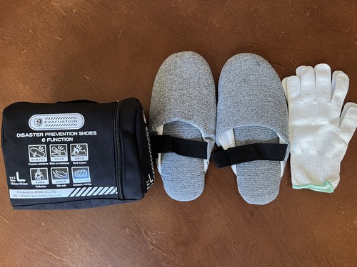 避難時に備える防災シューズと手袋