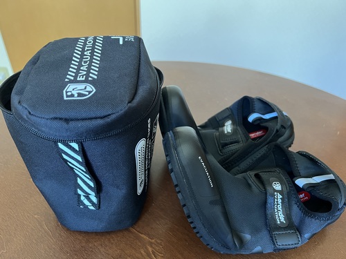 避難時に足を守る防災シューズ