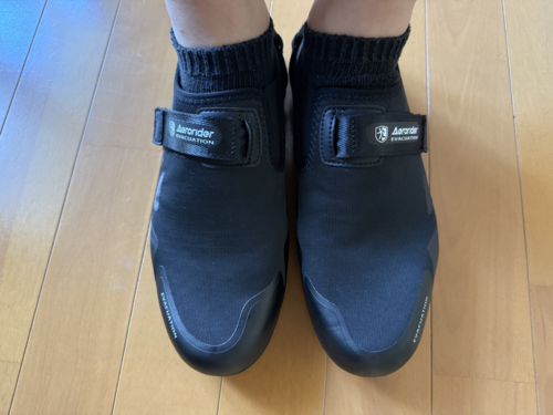 避難用防災シューズを履いた状態1