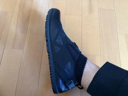 避難用防災シューズを履いた状態2