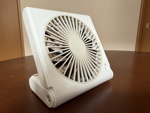 折りたたみ式卓上扇風機を展開した状態