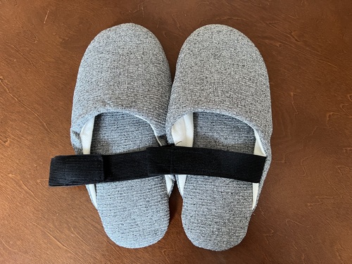 山善の防災スリッパを準備している様子